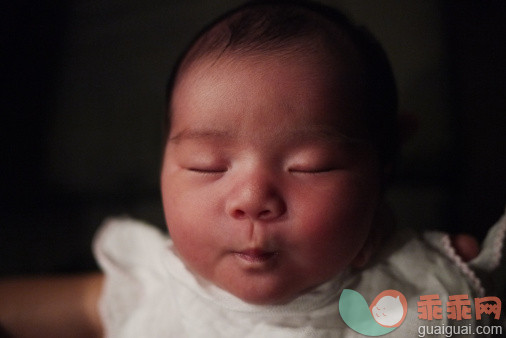 人,婴儿服装,室内,睡觉,可爱的_147868715_New born baby girl_创意图片_Getty Images China