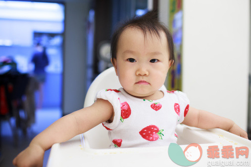 人,婴儿服装,椅子,室内,棕色头发_160810393_Baby girl with cute hair style_创意图片_Getty Images China