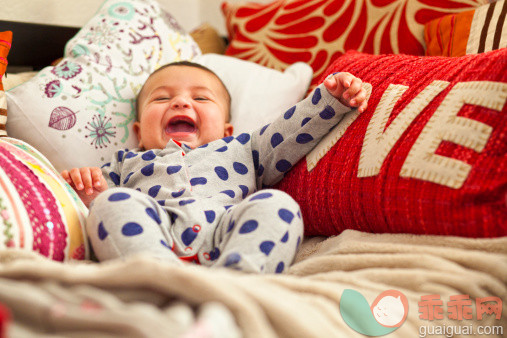 人,婴儿服装,床,文字,四分之三身长_485994837_Laughing Cheering Baby_创意图片_Getty Images China