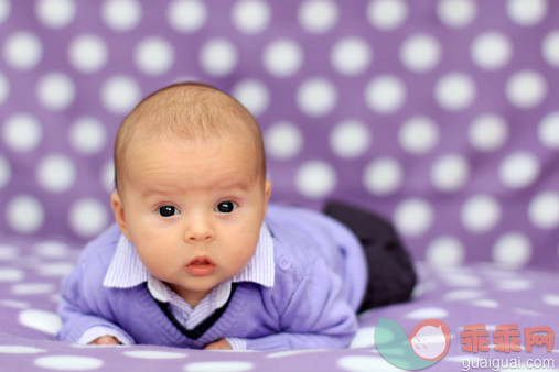 人,婴儿服装,床,四分之三身长,室内_142611734_Baby boy lying on stomach_创意图片_Getty Images China