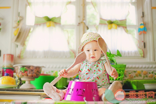 厨房,人,婴儿服装,住宅内部,窗帘_142478289_Baby girl playing drums_创意图片_Getty Images China