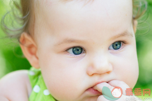 人,婴儿服装,户外,蓝色眼睛,白人_145664570_Close up of toddler_创意图片_Getty Images China