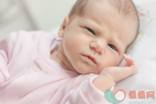 人,婴儿服装,床,室内,褐色眼睛_491931803_Newborn cute girl lying in her bed_创意图片_Getty Images China