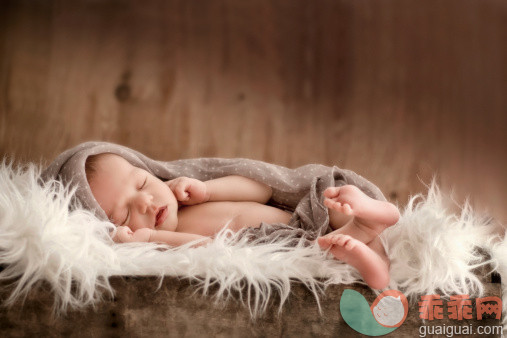 人,室内,躺,睡觉,纺织品_480658161_Sleeping newborn baby girl_创意图片_Getty Images China