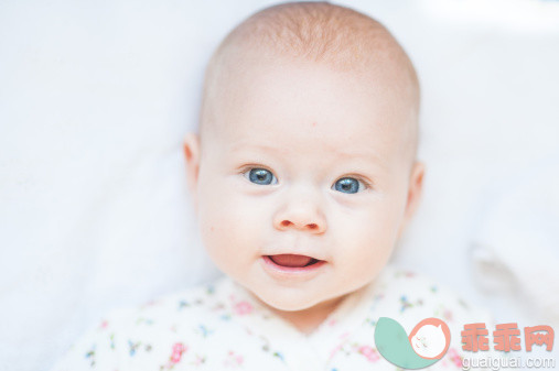 人,室内,蓝色眼睛,白人,躺_169483713_Baby girl 4 months old_创意图片_Getty Images China