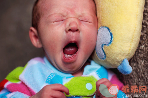 人,婴儿服装,室内,白人,枕头_484845601_Sleepy_创意图片_Getty Images China