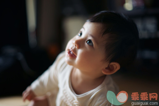 人,婴儿服装,室内,坐,白昼_117955725_Old  baby girl_创意图片_Getty Images China