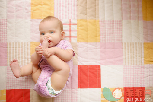 人,婴儿服装,室内,白人,赤脚_498351889_Baby girl_创意图片_Getty Images China