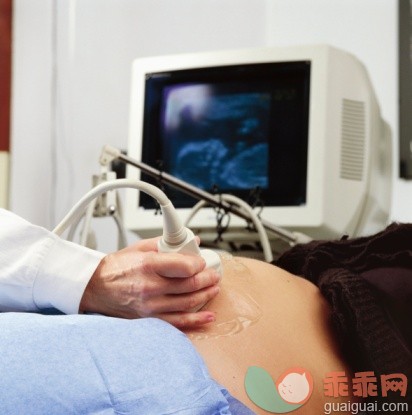 人,健康保健,室内,中间部分,手_102076213_Obstetric sonography with research on monitor_创意图片_Getty Images China