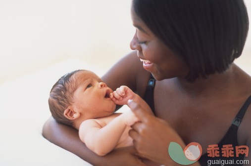 概念,构图,图像,摄影,白色_73506092_Smiling woman in black bra holding newborn baby in her arms, elevated view._创意图片_Getty Images China