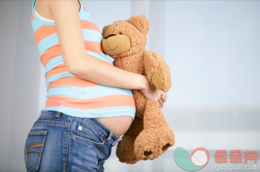 人,休闲装,牛仔裤,T恤,玩具_73246073_Pregnant woman holding teddy bear, close-up, mid section_创意图片_Getty Images China