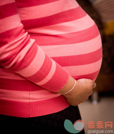 人,毛衣,中间部分,怀孕,触摸_499040711_Pregnancy bump_创意图片_Getty Images China