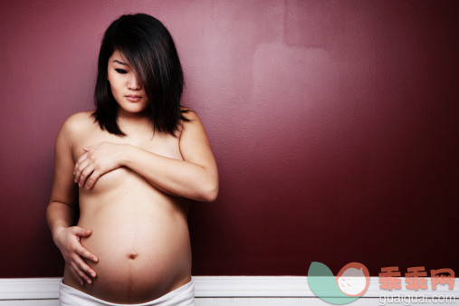 人,休闲装,黑发,亚洲人,怀孕_108130130_Asian Pregnant Women Holding Her Baby_创意图片_Getty Images China