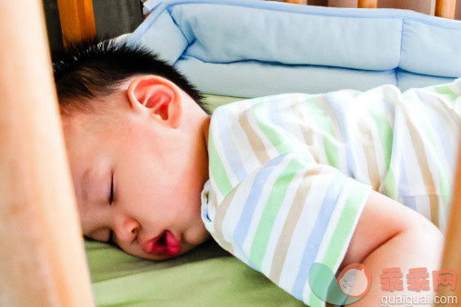 人,休闲装,床,室内,卧室_165088496_Baby boy lying on the bed._创意图片_Getty Images China