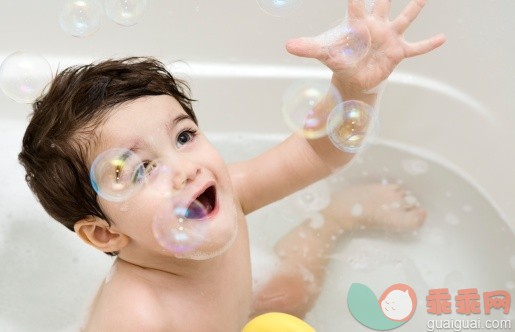 人,家居设施,浴盆,玩具,室内_87430875_Baby in a bubble bath_创意图片_Getty Images China