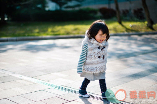 人,婴儿服装,12到17个月,户外,快乐_159671565_Cheerful baby walking around in thoughts_创意图片_Getty Images China