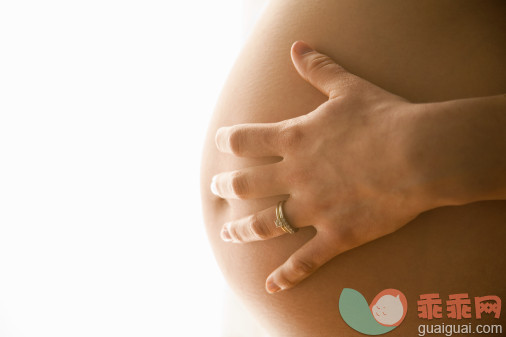 人,珠宝,影棚拍摄,室内,中间部分_84437490_Woman's Hand Rests on Pregnant Belly_创意图片_Getty Images China