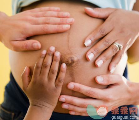 人,半装,人生大事,健康保健,影棚拍摄_106298635_Close up of hands on pregnant woman's stomach_创意图片_Getty Images China