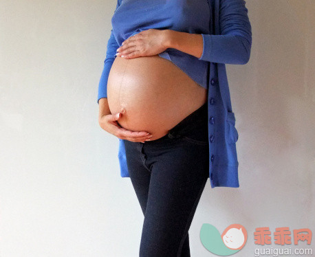 人,休闲装,毛衣,室内,中间部分_149407576_Pregnant women in blue t-shirt, belly_创意图片_Getty Images China