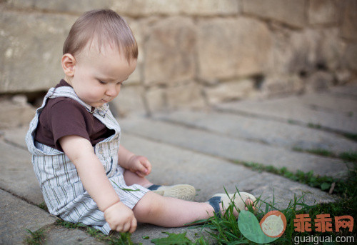 人,婴儿服装,户外,白人,坐_159069466_Little boy picking grass_创意图片_Getty Images China