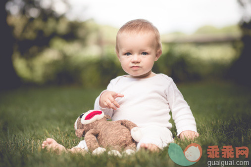 人,婴儿服装,玩具,户外,灰色眼睛_168011658_Boy in grass with monkey_创意图片_Getty Images China