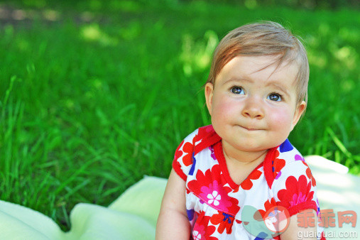 人,自然,户外,绿色眼睛,金色头发_168318053_Sweet Baby Girl Sitting In The Nature_创意图片_Getty Images China