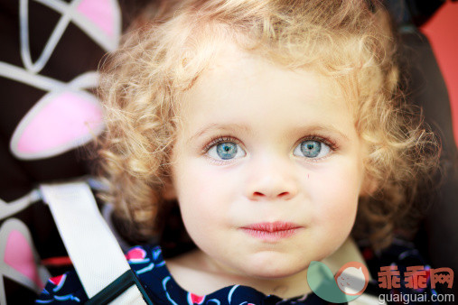 人,蓝色眼睛,满意,卷发,短发_480523921_Curly blond baby girl_创意图片_Getty Images China