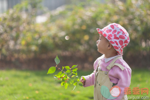 人,婴儿服装,帽子,户外,拿着_158760701_little boy_创意图片_Getty Images China