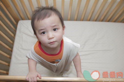 人,休闲装,室内,白人,站_113742666_Crib Innocence_创意图片_Getty Images China