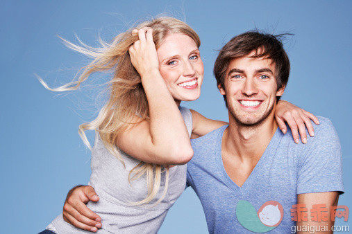 人,休闲装,自然,户外,20到24岁_155785682_Germany, Cologne, Young couple embracing, smiling, portrait_创意图片_Getty Images China