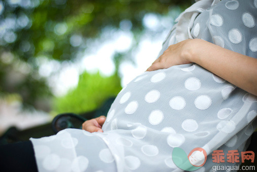 人,休闲装,中间部分,植物,怀孕_110623637_Pregnant woman is relaxing outdoor_创意图片_Getty Images China