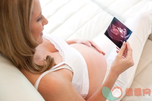 人,休闲装,人生大事,四分之三身长,室内_478186377_Pregnant woman with baby scan_创意图片_Getty Images China