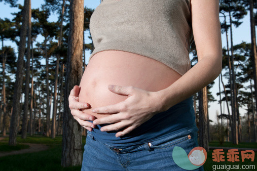 人,休闲装,自然,户外,中间部分_123508645_Pregnant woman in nature_创意图片_Getty Images China