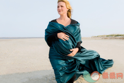 测量,人,休闲装,人生大事,生活方式_126165536_Pregnant woman standing on the beach and smiling_创意图片_Getty Images China