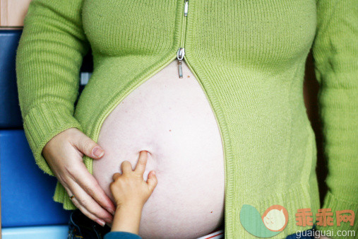 人,休闲装,中间部分,手,怀孕_150369453_Pregnant woman's belly_创意图片_Getty Images China