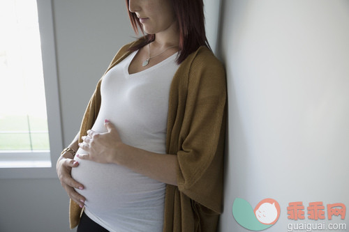 人,人生大事,生活方式,室内,20到24岁_gic14288032_Pregnant woman holding stomach_创意图片_Getty Images China