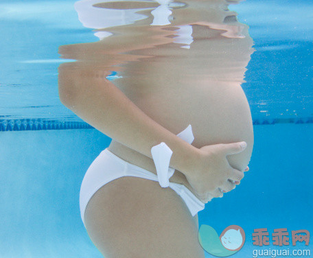 人,比基尼,度假,户外,中间部分_131546915_Pregnant woman's stomach underwater in pool._创意图片_Getty Images China