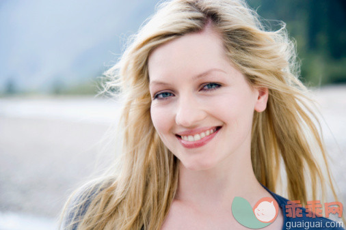 人,休闲装,生活方式,度假,户外_93225568_Germany, Bavaria, Young woman smiling, portrait_创意图片_Getty Images China