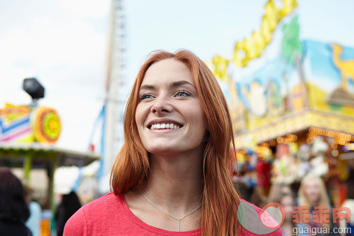 人,休闲装,户外,20到24岁,摩天轮_518345703_Smiling young woman on a funfair_创意图片_Getty Images China