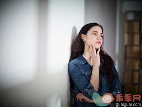 人,休闲装,工作场所,室内,办公室_149691481_Germany, Cologne, Young woman looking away_创意图片_Getty Images China