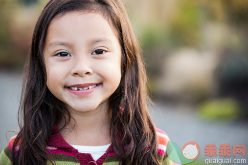 人,户外,快乐,长发,棕色头发_482148405_Mixed race girl smiling outdoors_创意图片_Getty Images China