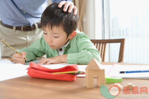 人,衣服,装饰物,窗帘,生活方式_92219393_Japanese boy doing his homework_创意图片_Getty Images China