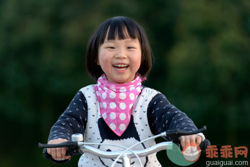 人,户外,生活方式,快乐,黑发_2ebec3e9f_学骑自行车的小孩_创意图片_Getty Images China