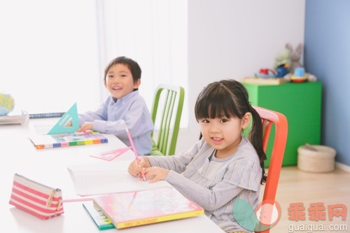 书,兄弟,姐妹,椅子,书桌_gic12720364_Elementary age brother and sister doing homework at their desk_创意图片_Getty Images China