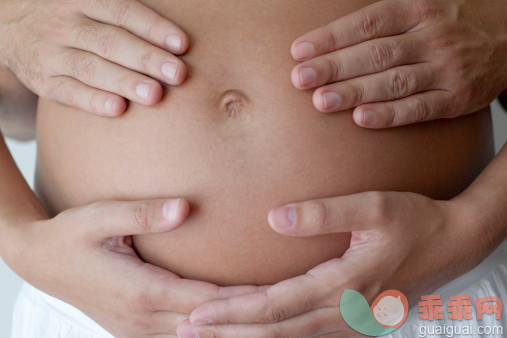 人,半装,室内,25岁到29岁,手_137082653_Couple's hands on woman's pregnant belly_创意图片_Getty Images China