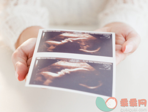 人,健康保健,中间部分,25岁到29岁,白人_95794803_Woman holding sonogram_创意图片_Getty Images China