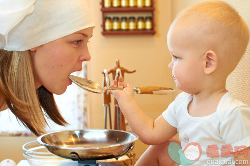 人,婴儿服装,12到17个月,室内,25岁到29岁_154495258_Baby feeding his mother_创意图片_Getty Images China