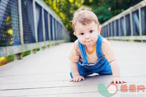 人,婴儿服装,户外,棕色头发,白人_159656798_Crawl, baby, crawl_创意图片_Getty Images China