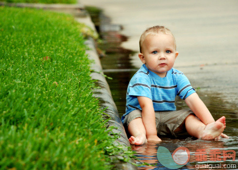 人,休闲装,户外,白人,坐_114950190_Toddler boy sitting in rain_创意图片_Getty Images China