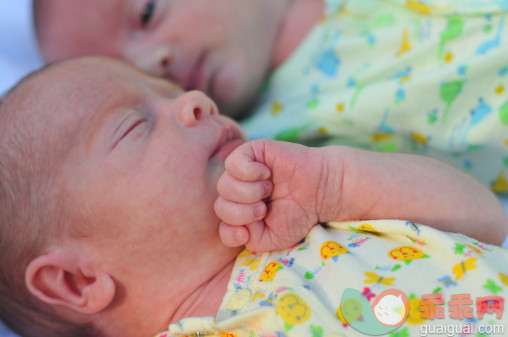 人,婴儿服装,床,室内,白人_150324937_Newborn baby twins_创意图片_Getty Images China